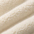 Gros plan sur la texture douce et moelleuse du hamac suspendu pour chat avec tissu peluche épais ultra confortable et chaleureux.