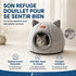 Chat installé dans une grotte pour chat grise avec intérieur en peluche douce et coussin moelleux, formant un cocon chaud et rassurant pour ses siestes.