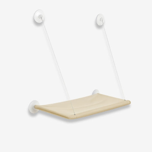 Hamac de fenêtre pour chat en tissu beige, maintenu par ventouses et câbles, présenté seul sur fond blanc pour montrer la surface de repos suspendue
