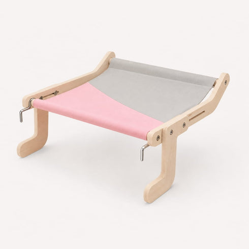 Hamac de fenêtre sans ventouse rose et gris avec structure en bois ajustable pour chat.