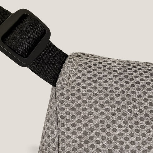 Détail du petit hamac pour chat en tissu mesh gris, montrant la sangle de fixation réglable et la texture respirante du matériau.