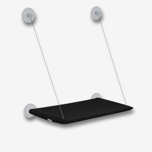 Hamac de fenêtre pour chat en tissu noir, maintenu par ventouses et câbles, présenté seul sur fond blanc pour montrer la surface de repos suspendue