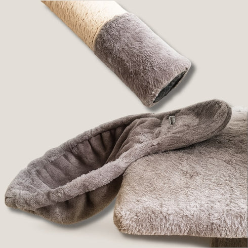 Hamac pour arbre à chat en peluche grise, avec rebord moelleux et plateforme assortie, présenté en photo studio.