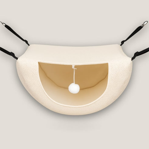 Petit hamac pour chat en tissu beige, présenté seul en photo studio, avec ouverture frontale arrondie, jouet boule suspendu et sangles de fixation visibles.