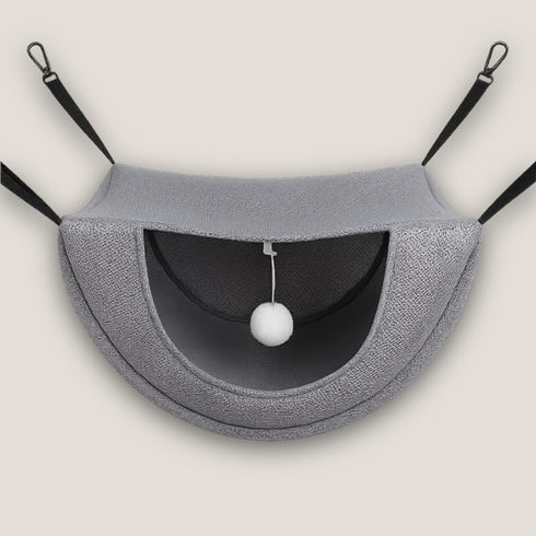Petit hamac pour chat en tissu gris, présenté seul en photo studio, avec ouverture frontale, jouet boule suspendu et sangles de fixation visibles.