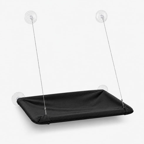 Hamac de fenêtre pour chat noir suspendu avec ventouses transparentes et câbles métalliques, présenté sur fond neutre en studio.
