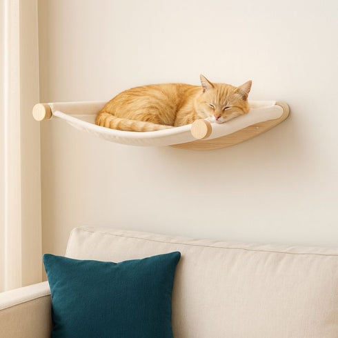 Hamac mural pour chat en bois et tissu beige avec un chat roux endormi