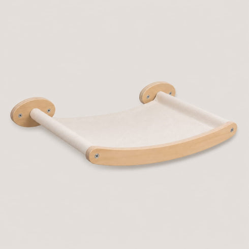 Hamac mural pour chat en bois clair avec toile crème suspendue, parfait pour créer un espace repos moderne et confortable.