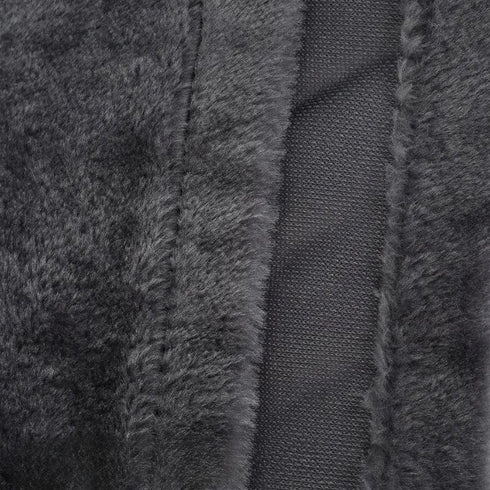 Détail du tissu gris du hamac de radiateur pour chat, montrant la matière douce et la bande centrale renforcée avec coutures solides.