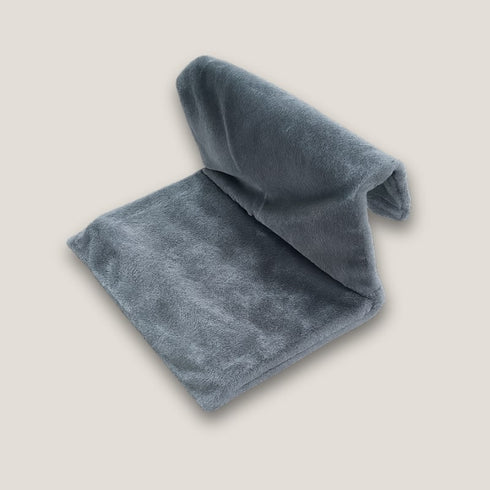 Hamac de radiateur pour chat gris vu en angle trois-quarts, présenté à plat pour montrer l’assise et le dossier intégrés.