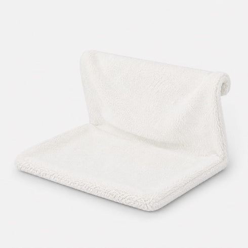 Hamac de radiateur pour chat en peluche blanche avec surface douce et confortable, idéal pour garder votre chat au chaud.