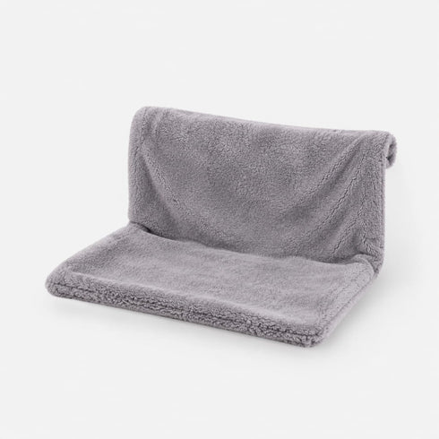 Hamac de radiateur pour chat en peluche grise avec surface douce et confortable, idéal pour garder votre chat au chaud.