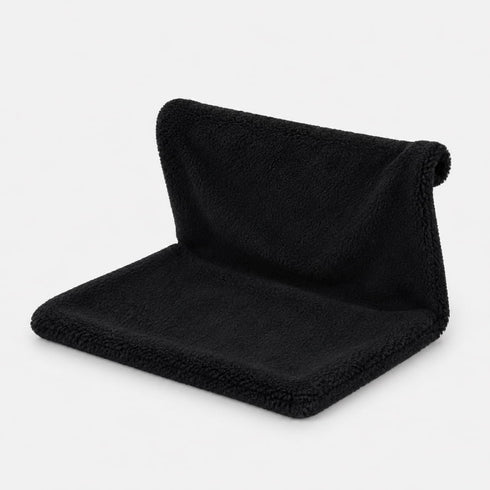 Hamac de radiateur pour chat en peluche noir avec surface douce et confortable, idéal pour garder votre chat au chaud.