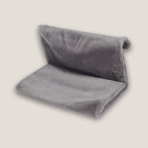 Hamac de radiateur pour chat en tissu polaire gris, présenté seul sur fond clair.
