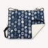 Hamac suspendu pour chat en tissu bleu à motifs avec doublure en peluche blanche, conçu pour un couchage doux et confortable.