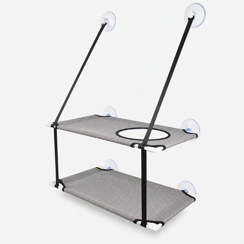 Hamac ventouse gris double pour chat avec deux plateformes suspendues et fixation renforcée pour fenêtre.