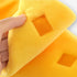 Détail du système velcro du lit banane pour chat jaune, intérieur doux et modulable