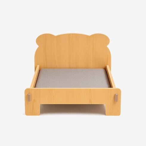Lit en bois pour chat avec structure en bois clair et couchage en tissu gris, présenté de face sur fond neutre pour visualiser le design du couchage.