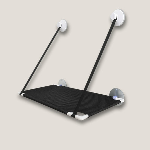 Lit en hauteur pour chat en tissu noir, avec ventouses et sangles, présenté seul en studio sur fond clair pour montrer la plateforme suspendue.