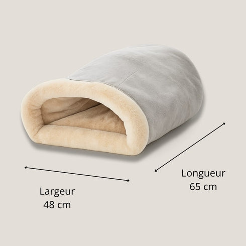 Lit douillet pour chat gris et beige avec dimensions indiquées, largeur 48 cm et longueur 65 cm, présenté en vue studio