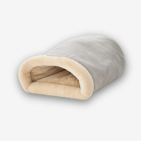 Lit douillet pour chat gris et beige en peluche, présenté en vue studio.