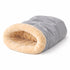 Lit tunnel douillet pour chat en tissu gris avec intérieur en peluche beige ultra moelleuse, présenté sur fond clair en vue studio.
