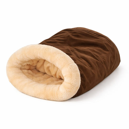 Lit tunnel douillet pour chat en tissu marron avec intérieur en peluche beige ultra moelleuse, présenté sur fond clair en vue studio.