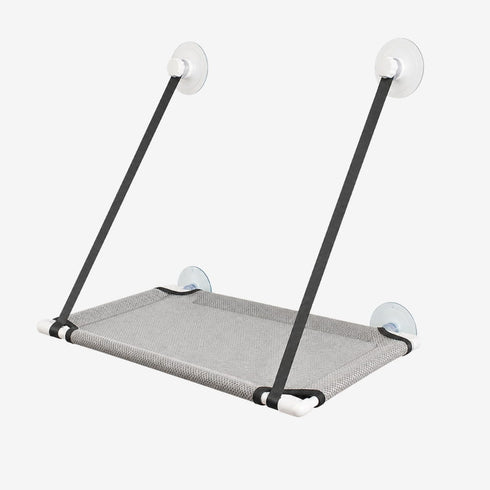 Lit en hauteur gris pour chat avec structure suspendue, sangles noires et fixation par ventouses pour fenêtre.
