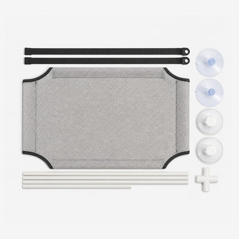 Vue de dessus d’un lit en hauteur pour chat en tissu respirant gris avec fixation par ventouses et sangles noires.