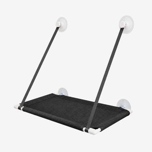 Lit en hauteur noir pour chat avec structure suspendue, sangles noires et fixation par ventouses pour fenêtre.