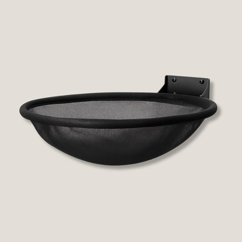 Lit mural pour chat en mesh noir, présenté seul en photo studio, avec structure murale intégrée et couchage arrondi.