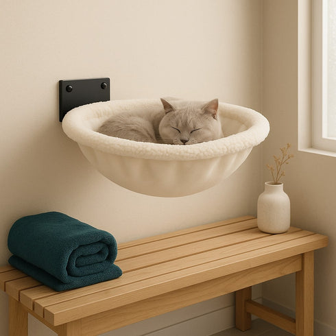 Lit mural pour chat en tissu blanc effet peluche, fixé au mur dans un intérieur lumineux, avec un chat gris endormi confortablement.