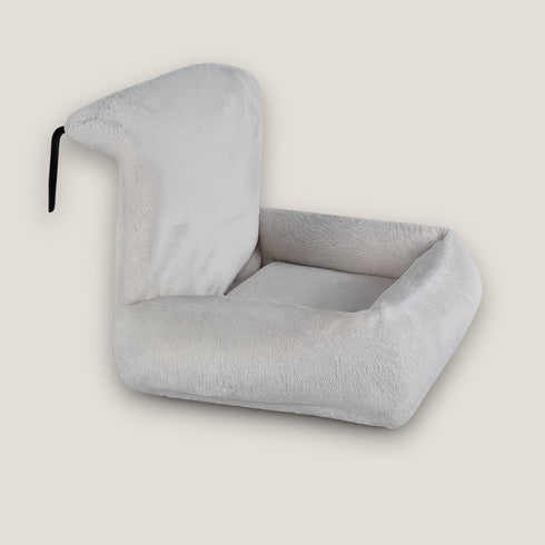 Lit radiateur pour chat en peluche gris clair, avec dossier incliné et rebords, présenté en photo studio sur fond neutre.
