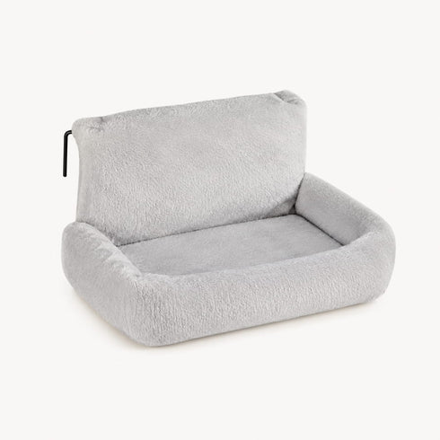 Lit radiateur pour chat en peluche gris clair avec rebords moelleux, conçu pour offrir un couchage chaud et confortable en hiver.