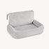Lit radiateur pour chat en peluche gris clair avec rebords moelleux, conçu pour offrir un couchage chaud et confortable en hiver.