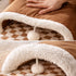 Gros plan sur la texture douce et moelleuse du lit tunnel pour chat marron avec jouet suspendu et finition confortable.