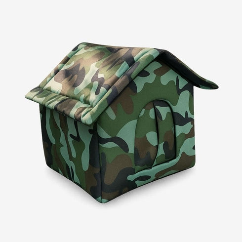 Maison pour chat extérieur hiver camouflage, vue studio, isolation renforcée et toit imperméable.