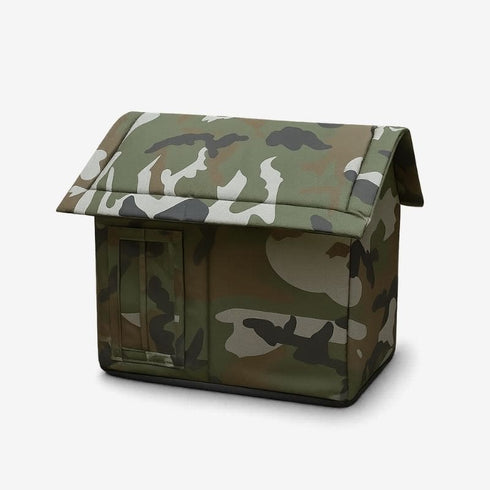Grande maison extérieure pour chat en tissu camouflage, vue avec la porte de l’abri.