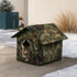 Maison pour chat extérieur hiver camouflage avec toit isolant et chat tigré installés dehors sur une terrasse enneigée