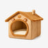 Maison pour chat intérieur beige en tissu doux sur fond blanc
