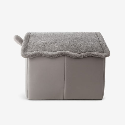Maison à chat grise en tissu, vue arrière sur fond blanc, avec toit texturé.