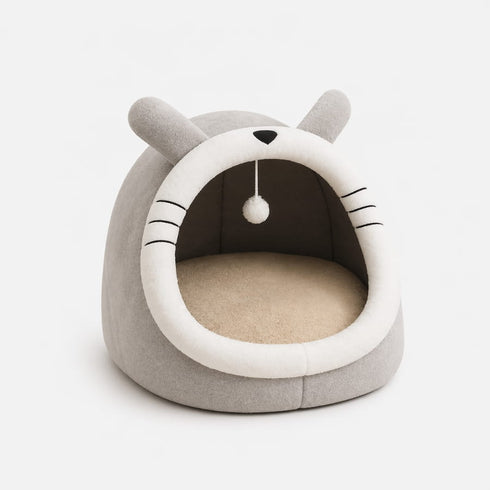 Maison douillette grise pour chat avec oreilles décoratives, pompon suspendu et coussin intérieur confortable sur fond clair en photo produit