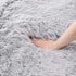 Gros plan sur la texture douce et moelleuse du matelas pour chat gris en peluche avec rembourrage confortable et épais.