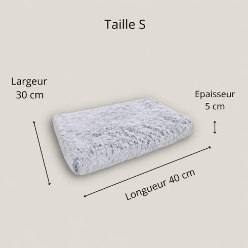 Matelas pour chat gris en peluche, taille M, dimensions 40 × 30 cm avec une épaisseur de 5 cm pour un couchage confortable et isolant.