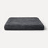 Matelas pour chat gris foncé en peluche douce avec rembourrage épais, couchage confortable et design sur fond studio épuré.