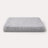 Matelas pour chat gris en peluche douce avec rembourrage épais, couchage confortable et design sur fond studio épuré.
