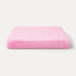Matelas pour chat rose en peluche douce avec rembourrage épais, couchage confortable et design sur fond studio épuré.