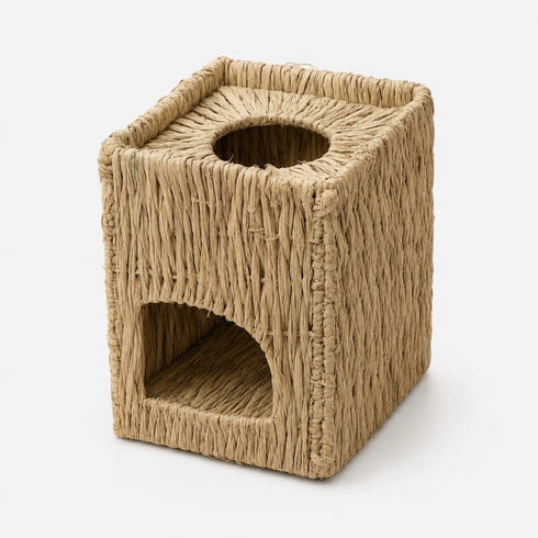 Petite niche pour chat verticale en corde beige avec ouverture supérieure ronde et entrée frontale sur fond studio clair