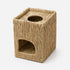 Petite niche pour chat verticale en corde beige avec ouverture supérieure ronde et entrée frontale sur fond studio clair