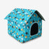 Niche pour chat extérieur hiver bleue à motifs, vue studio sur fond blanc.